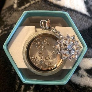 Origami owl snowflake pendant locket necklace